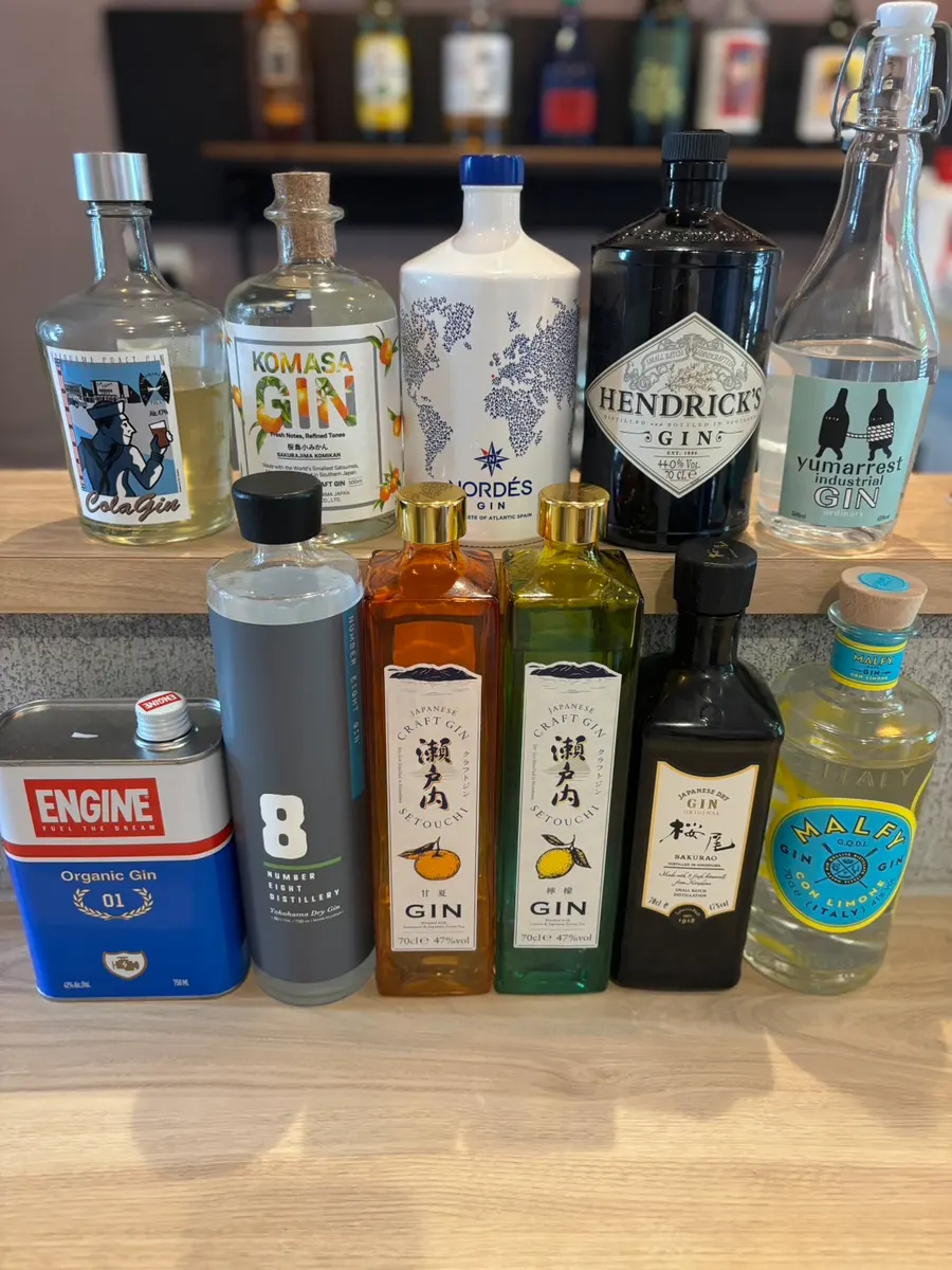 カウンターに並んだ11本のクラフトジン。国産の瀬戸内・桜尾・KOMASA から、ヘンドリックス、ノルデス、マルフィまで